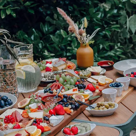 מלון דירות Pepper & Paper 4*